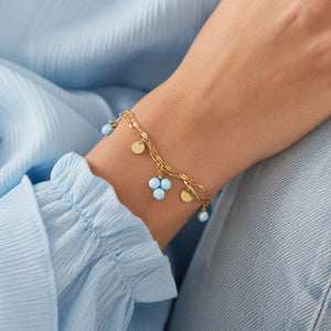 Nancy Patrice | Hellblaues Perlenarmband aus Edelstahl – Gold