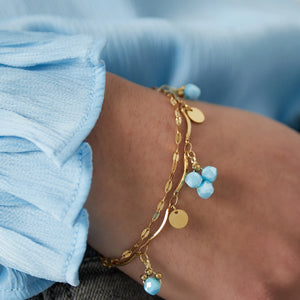 Nancy Patrice | Hellblaues Perlenarmband aus Edelstahl – Gold